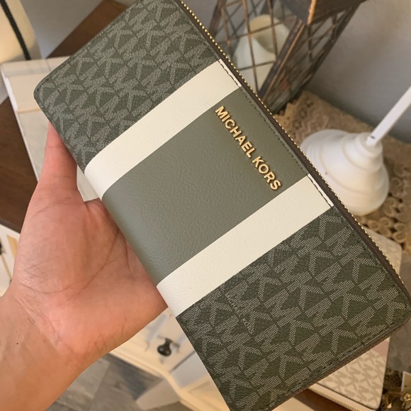 New MK full size wallet ♥️ - Picture 4 of 8